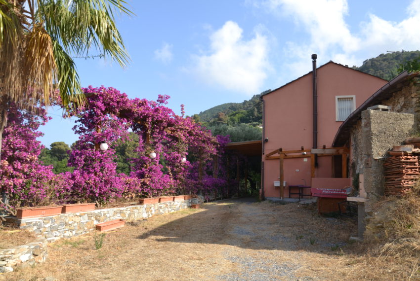 CASA __ VILLETTA — con terreno.