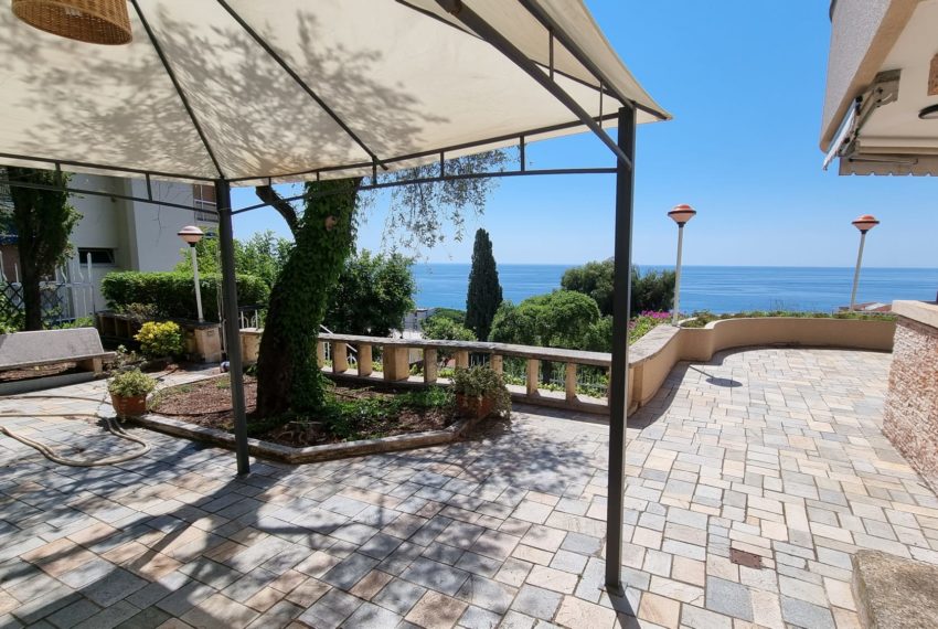 Villa con favolosa vista mare a poche centinaia di metri dal mare