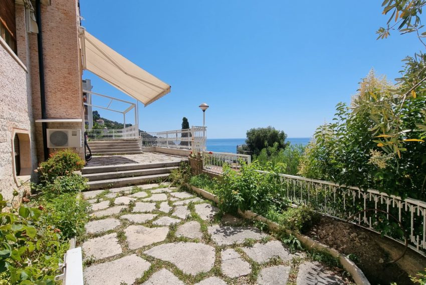 Villa con favolosa vista mare a poche centinaia di metri dal mare